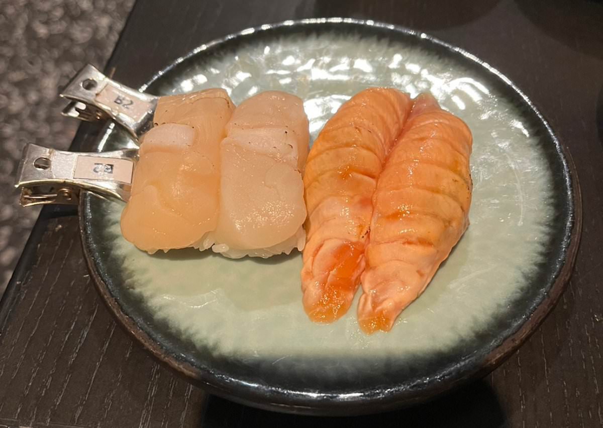 阿力海炙燒鮭魚和干貝壽司