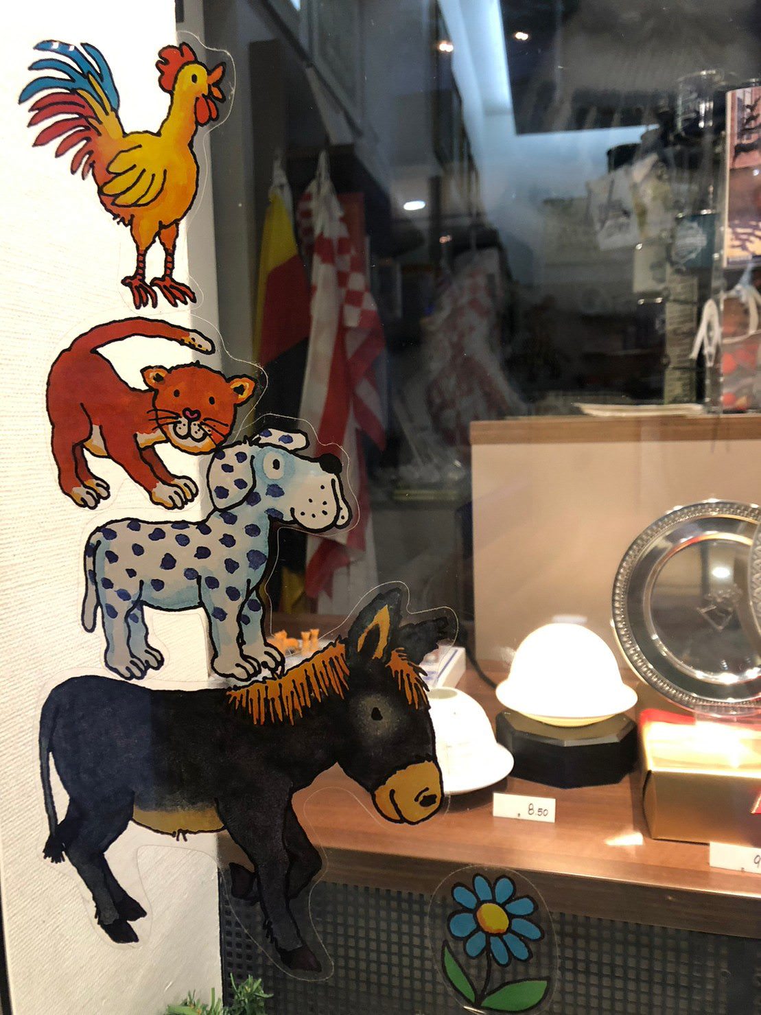 伴手禮店以城市樂手佈置店面