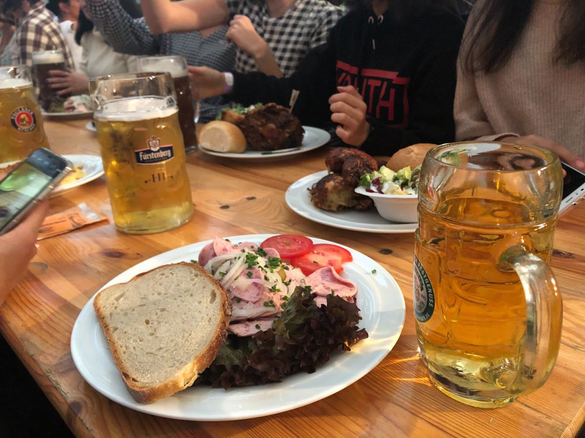 Konstanz 啤酒節 一桌美食和啤酒